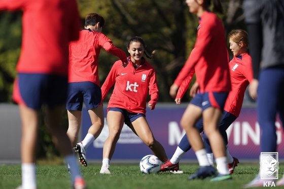 한국 여자 축구 대표팀 케이시 유진 페어가 16일 오전 경기도 파주NFC(축구대표팀 트레이닝센터)에서 2024 파리 올림픽 2차 예선을 앞두고 훈련하고 있다. 대한축구협회 제공 2023.10.16 뉴스1