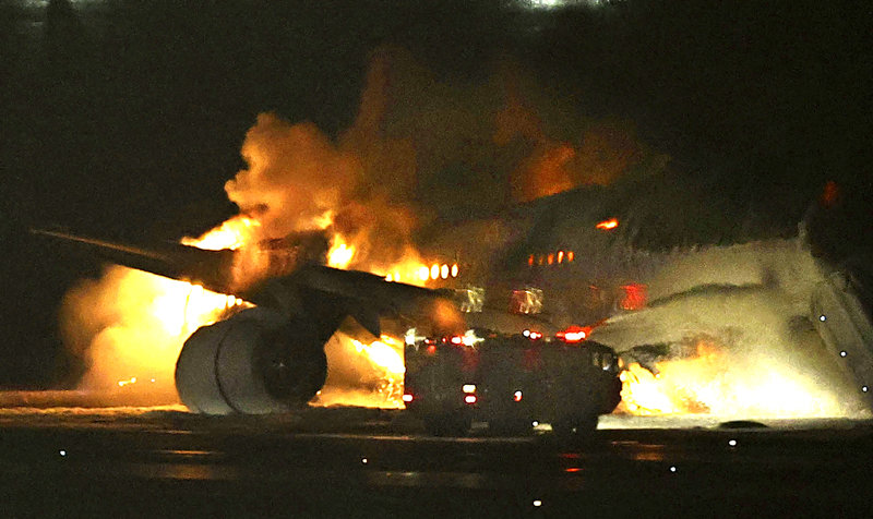 2일(현지시각) 일본 도쿄 하네다 공항 활주로에 착륙하던 일본항공(JAL) 561 항공기가 불길에 휩싸여 있다. 2024.01.02. [도쿄=AP/뉴시스]