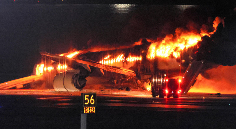 2일 오후 5시 47분경 일본 도쿄 하네다공항에서 일본항공(JAL) 516편이 화염에 휩싸인 채 착륙한 뒤 불에 타고 있다. 홋카이도 신치토세공항에서 출발한 이 여객기엔 승객 및 승무원 379명이 타고 있었으나 전원 무사히 탈출했다. 해당 여객기 화재는 운항 도중 해상보안청 항공기와 충돌하며 발생한 것으로 알려졌다. 아사히신문 제공