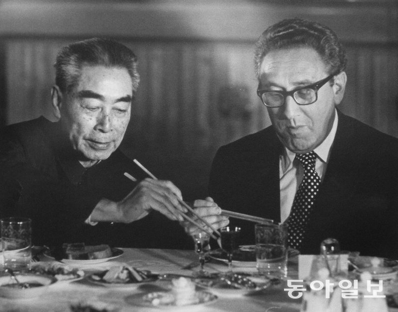 1971년 중국을 찾은 헨리 키신저 당시 미국 국무장관(오른쪽)이 저우언라이 총리와 식사하고 있다. 그의 방문은 1979년 미중 
수교, 1980년대 중국의 개혁 개방 등으로 이어져 국제 정세의 틀을 완전히 바꿨다는 평을 얻고 있다. 동아일보DB