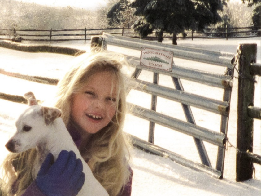 테일러 스위프트가 2019년 12월 공개한 노래 ‘크리스마스 트리 농장(Christmas Tree Farm)’의 앨범 표지에 담긴 스위프트의 어린 시절. 스위프트는 실제로 펜실베니아주 한 크리스마스 트리 농장에서 살았다.