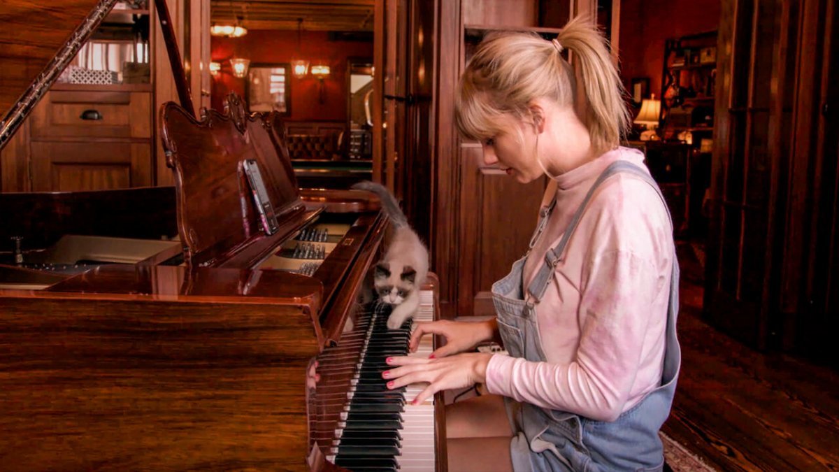 다큐멘터리 ‘미스 아메리카나(2020년)’에서 스위프트가 스마트폰 녹음기를 켜놓고 피아노를 치며 노래를 만드는 모습. 넷플릭스 제공
