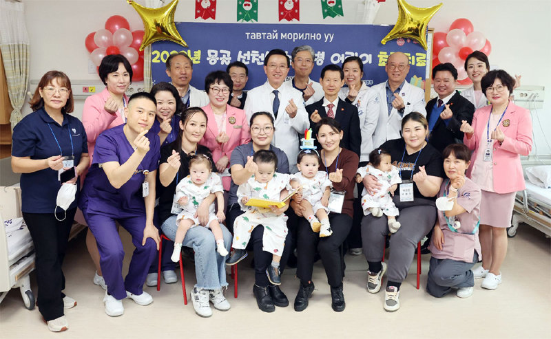 가천대 길병원 의료진이 심장병 수술을 받고 건강을 되찾은 몽골 어린이들과 함께 환하게 웃고 있다. 길병원 제공