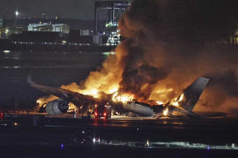 소방차 70여대 동원에도 전소 2일 오후 5시 47분경 일본 도쿄 하네다공항에서 일본항공(JAL) 516편이 화염에 
휩싸인 채 착륙한 뒤 불에 타고 있다. 홋카이도 신치토세공항에서 출발한 이 여객기엔 승객 및 승무원 379명이 타고 있었으나 전원
 무사히 탈출했다. 해당 여객기 화재는 운항 도중 해상보안청 항공기와 충돌하며 발생한 것으로 알려졌다. 도쿄=AP 뉴시스