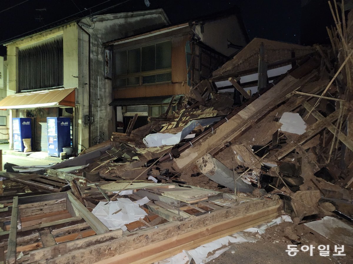 2일 오후 일본 이시카와현 나나오시의 한 목조 주택이 지진으로 무너져 내렸다. 나나오=이상훈 특파원 sanghun@donga.com