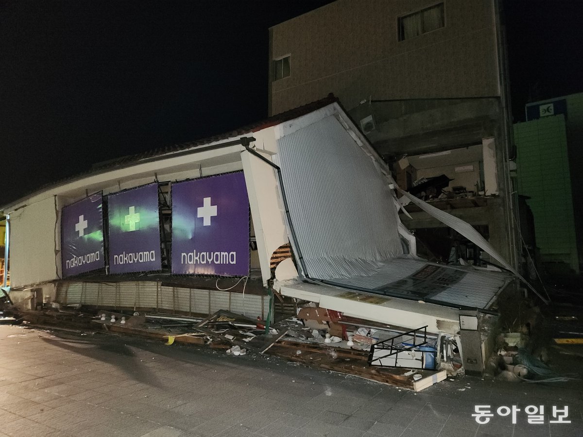 2일 오후 일본 이시카와현 나나오시의 한 약국이 지진으로 무너져 내렸다. 나나오=이상훈 특파원 sanghun@donga.com