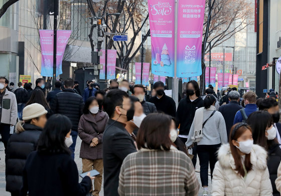 지난해 서울 중구 명동거리에 설치된 2023 코리아그랜드세일을 알리는 현수막. 코리아그랜드세일은 관광 비수기에 외국인 관광객 방한을 촉진하기 위해 민간기업의 자발적 참여로 개최된 쇼핑관광축제다. 2023.1.12/뉴스1 ⓒ News1