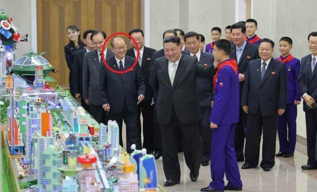 지난 1일 김정은 노동당 총비서가 만경대학생소년궁전을 방문했을 당시 포착된 리일환 당 선전비서(붉은 원). 평양 노동신문=뉴스1