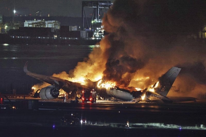 2일 오후 5시 47분경 일본 도쿄 하네다공항에서 일본항공(JAL) 516편이 화염에 휩싸인 채 착륙한 뒤 불에 타고 있다. 도쿄=AP뉴시스