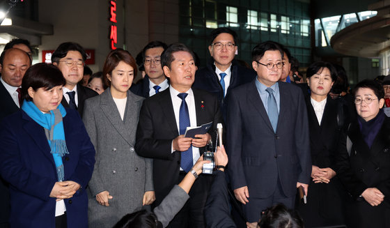 홍익표 더불어민주당 원내대표, 정청래 최고위원 등이 2일 오후 서울 종로구 서울대병원 응급의료센터 앞에서 이재명 당대표 정치적 테러에 대한 긴급 최고위원회의 입장 발표를 하고 있다. 2024.1.2/뉴스1