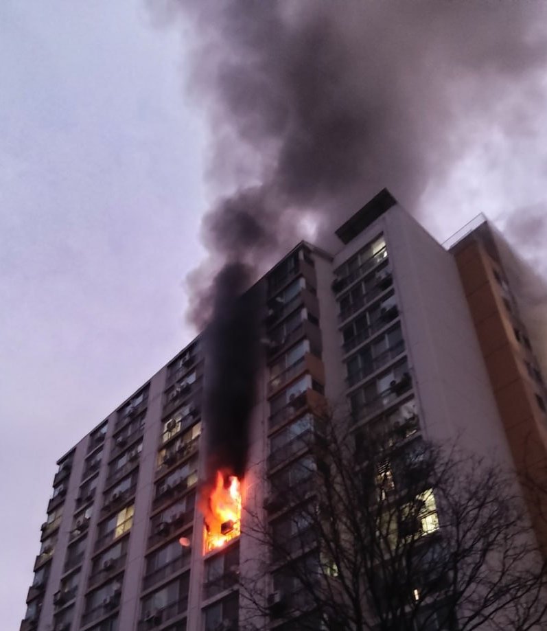2일 오전 7시 15분경 경기 군포시 산본동의 한 아파트 9층에서 화재가 발생해 화염과 검은 연기가 치솟고 있다. 경기소방본부 제공