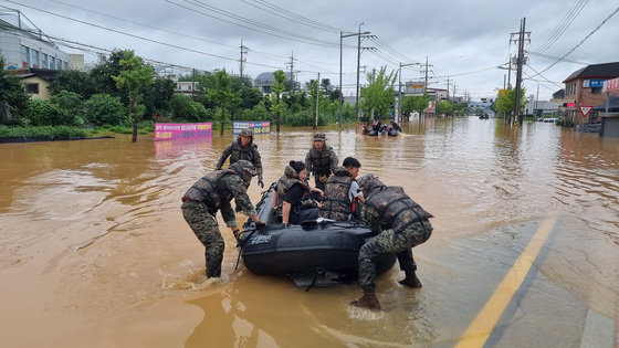 특전사 13특수임무여단의 재난신속대응부대 장병들이  폭우로 인해 고립된 주민들을 대상으로 수색·구조작전을 수행하고 있다. (육군 제공) 2023.7.15