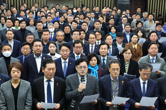 홍익표 더불어민주당 원내대표가 3일 오전 서울 여의도 국회에서 비상의원총회를 마치고 ‘이재명 대표 피습 사건’에 대한 입장문을 발표하고 있다. 2024.1.3/뉴스1 ⓒ News1