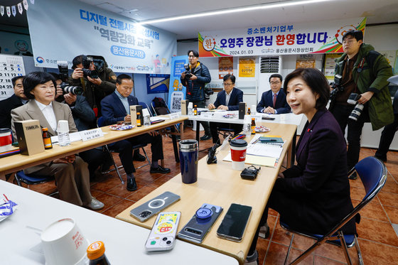 오영주 중소벤처기업부 장관이 3일 소상공인·전통시장 협·단체 현장간담회를 위해 서울 용산용문시장 상인회 사무실을 찾아 인사말을 하고 있다. 2024.1.3. 뉴스1