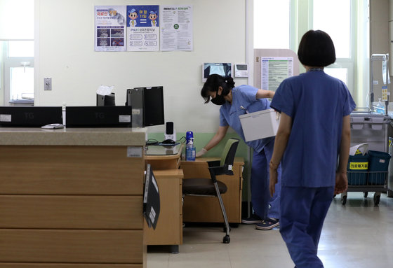 지난해 8월2일 오전 부산 서구 부산대병원 간호사가 간호사실을 정리하고 있다. (사진은 기사 내용과 무관함) 2023.8.2/뉴스1 ⓒ News1