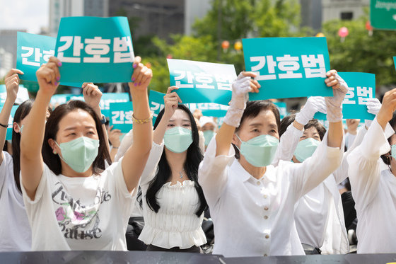 대한간호사협회 회원들이 지난해 5월19일 오후 서울 세종대로 동화면세점 앞 일대에서 열린 간호법 거부권 행사 규탄 총궐기대회에서 손피켓을 들고 구호를 외치고 있다. 2023.5.19/뉴스1 ⓒ News1