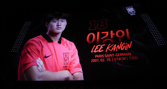 A video of Lee Kang-in is shown at the 2023 Asian Football Confederation (AFC) Qatar Asian Cup national soccer team roster announcement ceremony held at CGV I'Park Mall in Yongsan-gu, Seoul on the 28th.  The Korean national soccer team, led by Coach Klinsmann, will compete against Bahrain (86th), Jordan (87th), and Malaysia (130th) in Group E of the 2023 Qatar Asian Cup.  2023.12.28 News 1