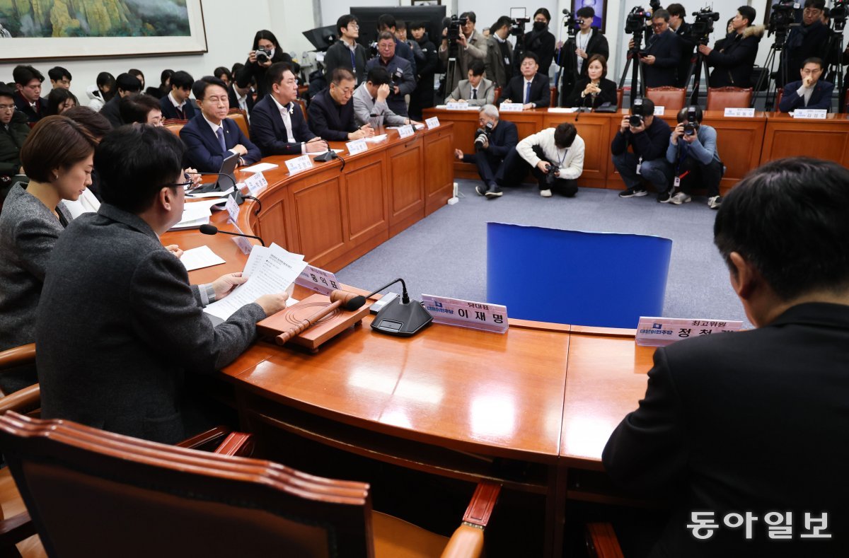 3일 오전 더불어민주당 최고위원회의에서 이재명 대표의 자리가 비어있다. 박형기 기자 oneshot@donga.com