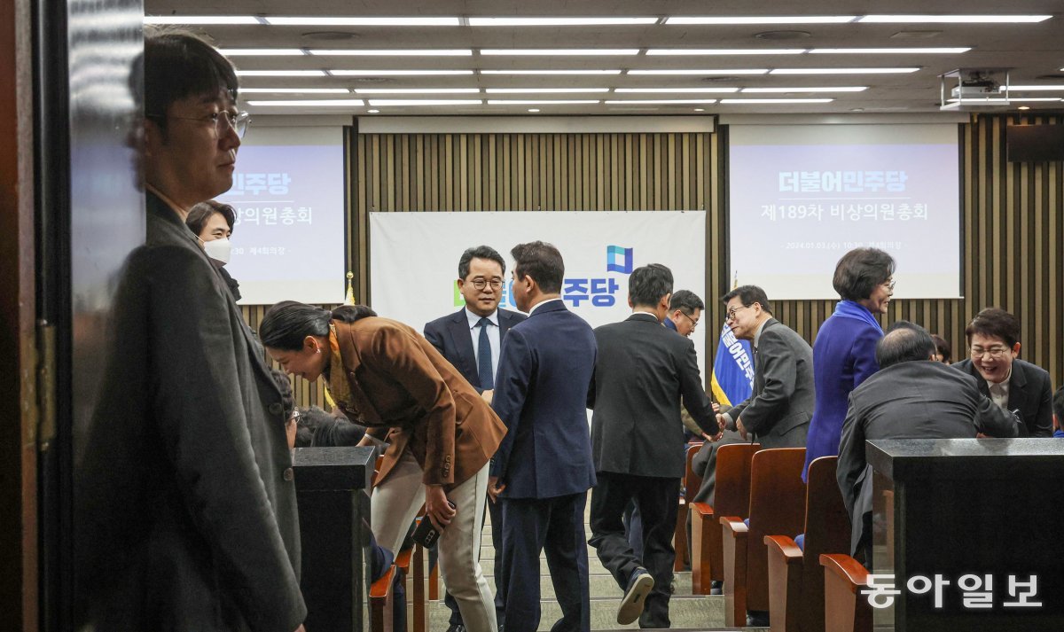 3일 더불어민주당 의원들이 최고위원회의 직후 열린 비상 의원총회에 참석하고 있다. 의원총회는 비공개로 진행됐다. 박형기 기자 oneshot@donga.com