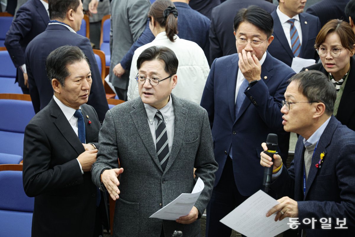 3일 홍익표 원내대표를 비롯한 당 지도부가 취재진 앞에서 이재명 대표 상태에 관한 브리핑 전 대화하고 있다. 박형기 기자 oneshot@donga.com