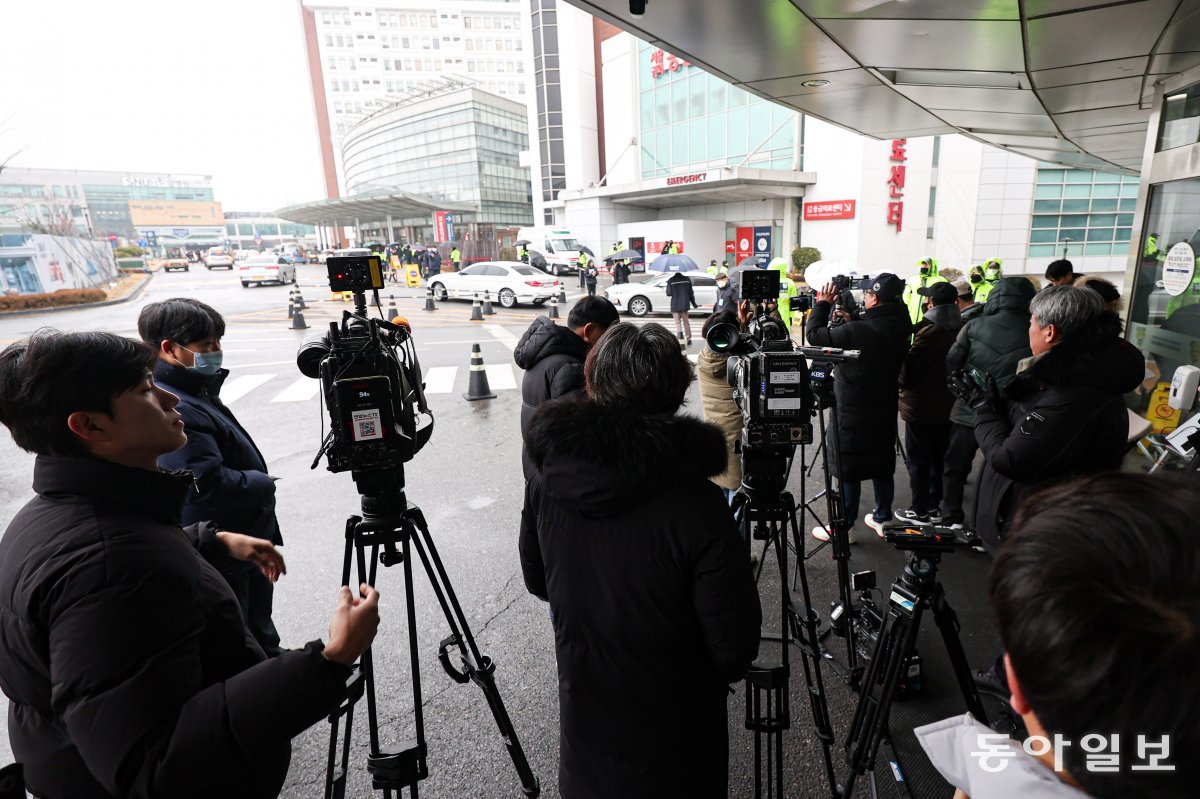 3일 오전 이재명 더불어민주당 대표가 입원하고 있는 서울 종로구 서울대병원 응급의료센터 앞에서 취재진이 실시간 방송을 하고 있다. 이한결 기자 always@donga.com