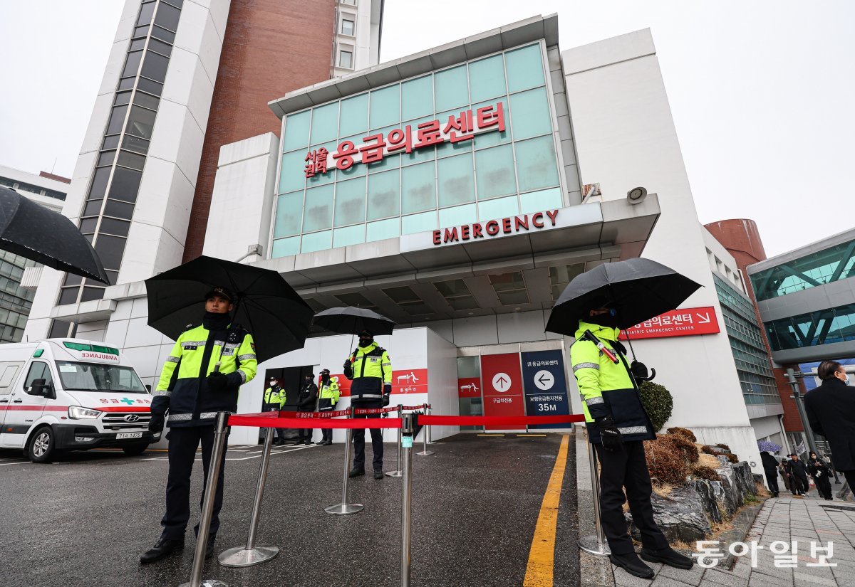 3일 오전 이재명 더불어민주당 대표가 입원하고 있는 서울 종로구 서울대병원 응급의료센터 앞에 경찰이 배치돼 있다. 이한결 기자 always@donga.com