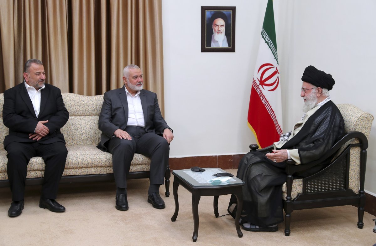 숨진 하마스 간부, 지난해 이란 최고지도자 면담 배석 2일 이스라엘의 무인기 공격으로 레바논에서 숨진 하마스 고위 간부 살레흐 알 아루리(오른쪽)의 생전 모습. 그는 지난해 6월 
하마스 정치 지도자 이스마일 하니예(가운데)와 이란 테헤란을 찾아 최고지도자 알리 하메네이를 만났다. 사진 출처 이란 최고지도자실
 홈페이지