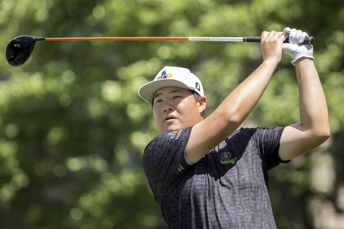 Lim Seong-jae, who finished unranked last season, will participate in ‘The Sentry’, the opening match of the PGA Tour season on the 5th, and aim for the champion trophy.  Seongjae Lim ranked in the top 10 in the power rankings predicting the winner of this competition.  The photo shows Seongjae Lim taking a tee shot at a PGA tour tournament last season.  AP Newsis