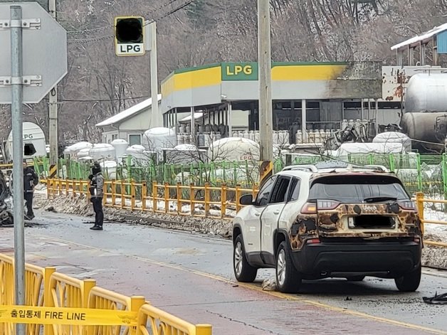 지난 2일 화재가 발생한 강원도 평창군 용평면 장평리의 가스충전소에 일대가 통제되고 있다. 새해 첫날인 지난 1일 오후 8시41분께 가스충전소 주변에서 화재가 발생하면서 5명이 중경상을 입고 민가를 비롯한 주요 시설 피해가 속출했다. 2024.1.2/뉴스1