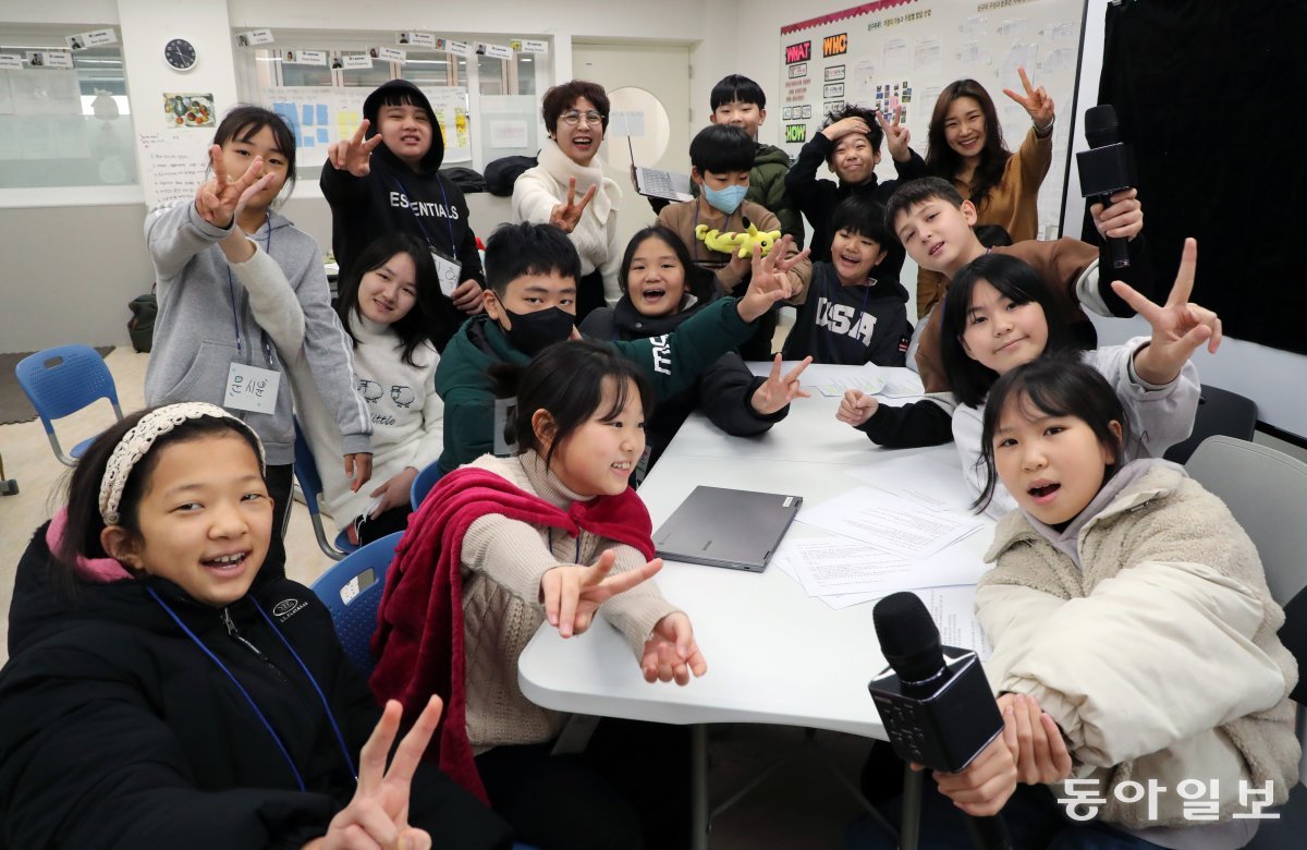 지난해 12월 18일 경기 시흥시 군서미래국제학교 5학년 1반 교실에서 교사와 학생들이 다음 날 예정된 지역 마을 방송국 출연 
연습을 마친 뒤 활짝 웃고 있다. 학생들은 학교 소개 및 가짜뉴스 구분법 등을 주제로 직접 방송 원고를 썼다. 이 학급 학생 
15명 중 4명이 베트남, 우즈베키스탄 등에서 온 다문화 학생이다. 시흥=이훈구 기자 ufo@donga.com