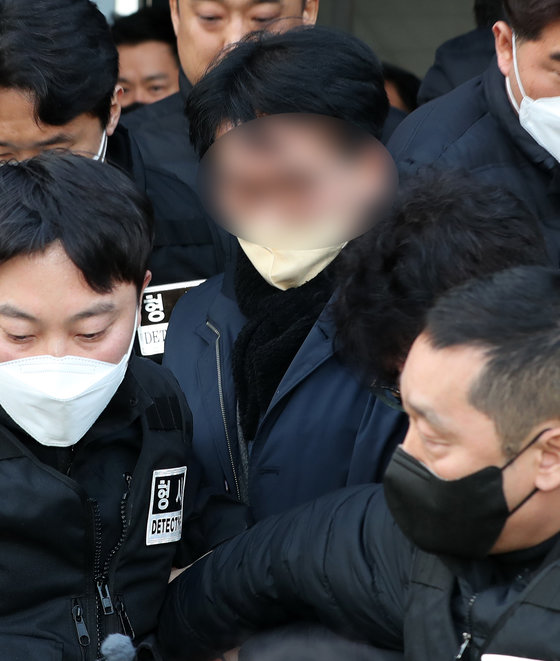 지난 2일 이재명 더불어민주당 대표를 흉기로 피습한 피의자가 2일 오후 부산강서경찰서에서 부산경찰청으로 이송되고 있다. /뉴스1