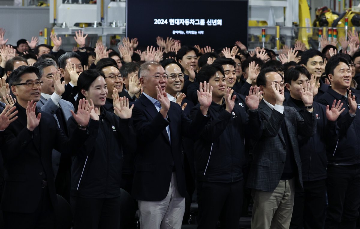 정의선 현대자동차그룹 회장(앞줄 왼쪽에서 세 번째)이 3일 경기 광명시 ‘오토랜드 광명’에서 현대차그룹 신년회가 진행되는 도중 손을 흔들며 인사하고 있다. 광명=뉴스1