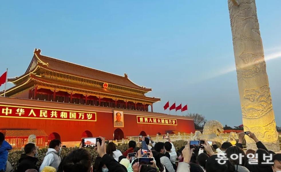 지난해 12월 26일 중국 베이징 톈안먼 광장의 국기 하강식을 보기 위해 몰린 인파. 이날은 1949년 중화인민공화국을 건국한 
마오쩌둥 탄생 130주년이어서 평소보다 많은 사람으로 붐볐다. 베이징=김기용 특파원 kky@donga.com