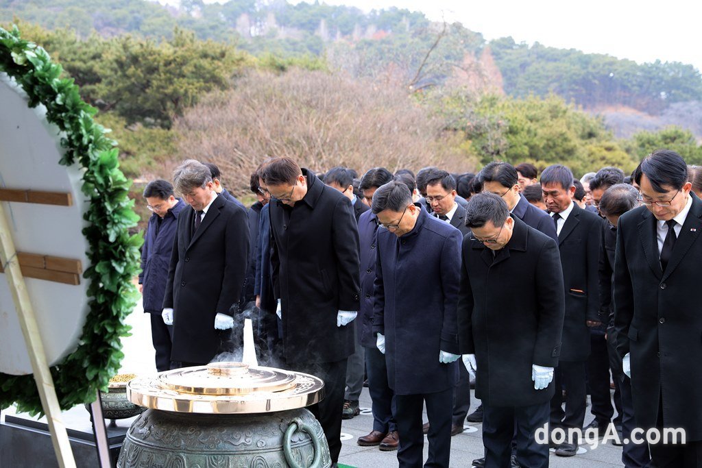 묵념하는 한화그룹 방산 3사 대표