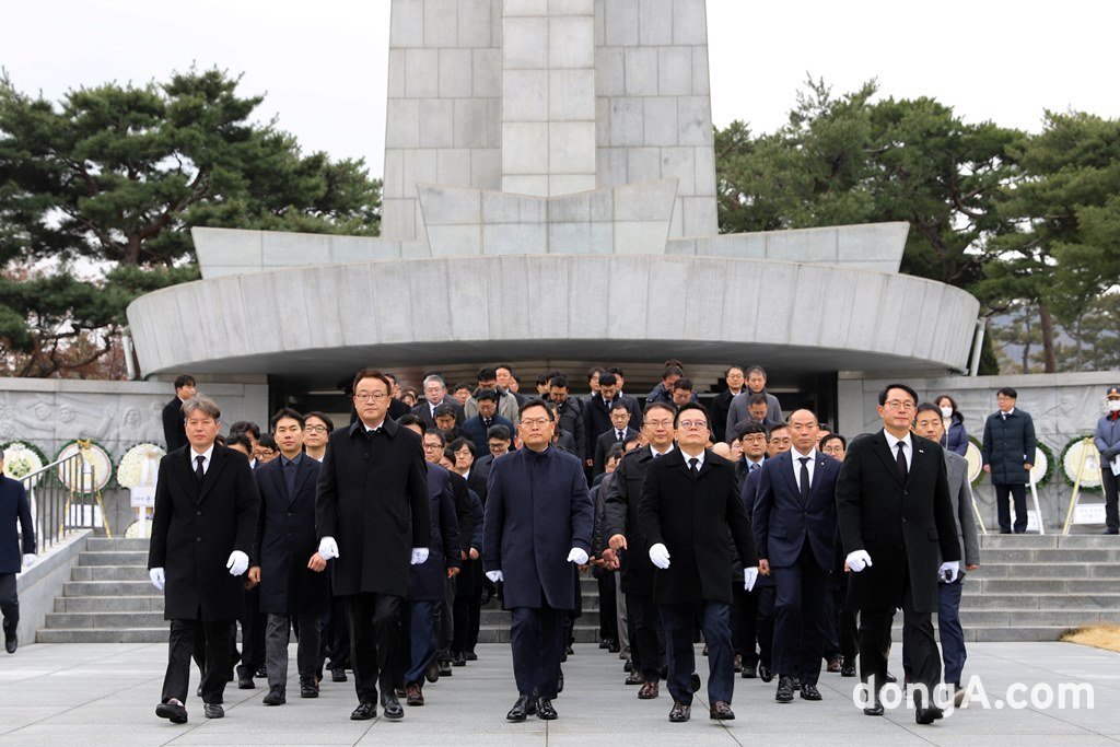 현충원을 방문한 한화그룹 방산 3사 임직원