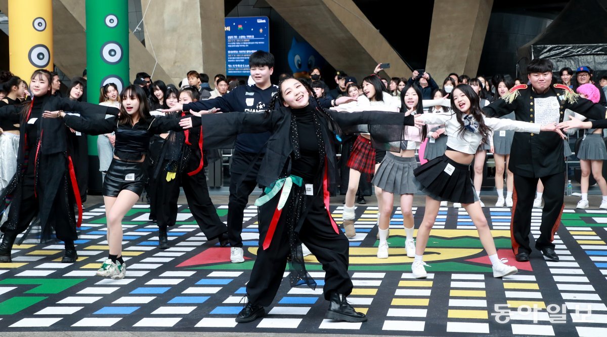 지난해 12월 31일 서울 중구 동대문디지털플라자(DDP)에서 열린 ‘K팝 랜덤 플레이 댄스’에 참가한 세계 각국의 인플루언서와 참가자들이 음악에 맞춰 춤추고 있다. 전영한 기자 scoopjyh@donga.com