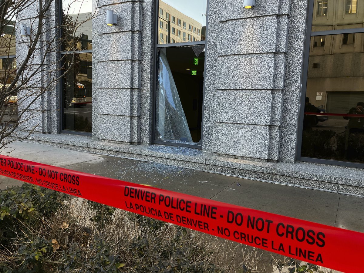 2일(현지 시간) 미국 콜로라도주 덴버의 주 대법원 건물의 유리창이 깨져 있고 빨간색의 경찰 통제선이 설치됐다. 덴버=AP 뉴시스