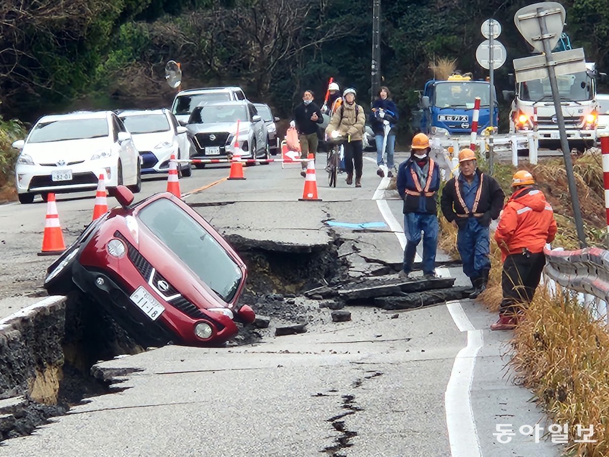3일 일본 이시카와현 노토반도 아나미즈(穴水)정의 한 도로가 지진으로 갈라지면서 그 틈새에 차량이 끼어 있다. 주민 일부는 도로 파손으로 고립되기도 했다. 아나미즈=이상훈 특파원 sanghun@donga.com