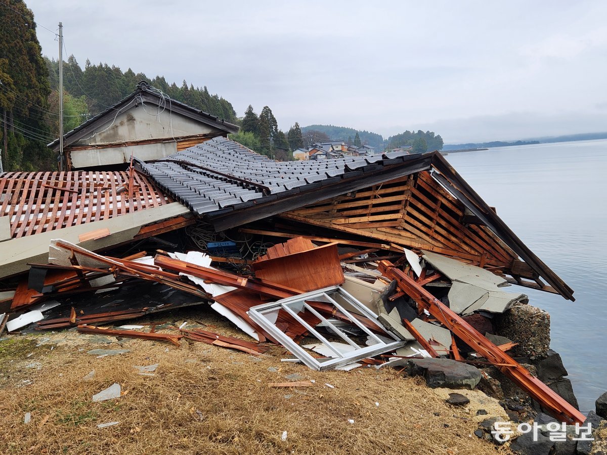 3일 일본 이시카와현 아나미즈정 바닷가의 한 주택이 지진으로 힘없이 무너져 내렸다. 아나미즈=이상훈 특파원 sanghun@donga.com