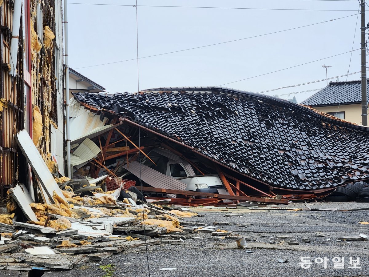 3일 일본 이시카와현 아나미즈정에서 주택이 무너져 지붕이 내려앉았다. 지붕 밑에 흰색 자동차가 깔려 있다. 아나미즈=이상훈 특파원 sanghun@donga.com
