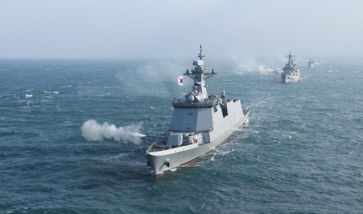 천안함과 을지문덕함 등 함정들이 3일 서해상에서 새해 첫 해상사격훈련을 하고 있다. 2024.1.3/해군 제공