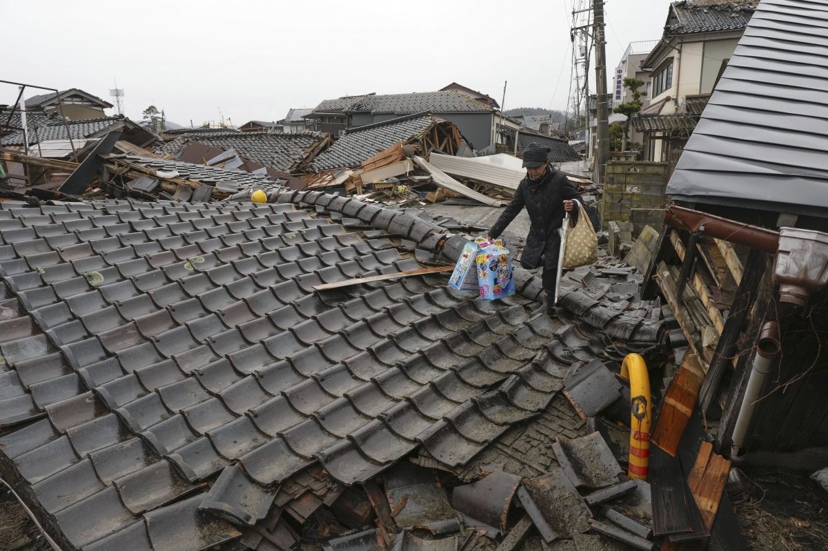日 지진 70여명 사망… 무너진 지붕 위로 탈출 3일 일본 이시카와현 스즈시 도심에서 한 여성이 지진으로 폭삭 주저앉은 가옥의 기와지붕 위를 위태롭게 빠져나오고 있다. 이틀 전 스즈시를 강타한 규모 7.6의 강진으로 도심 6000여 가구 중 5000여 가구가 삶의 터전을 잃었다. 일본 전체에서 이날 오후 6시 현재 73명이 목숨을 잃었고, 여진이 끊이지 않는 데다 폭우와 산사태까지 겹쳐 구조 및 복구 작업이 상당히 더딘 상태다. 스즈=AP 뉴시스