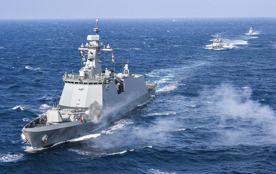 북한의 도발 위협이 증가되고 있는 가운데 경남함과 함정들이 지난 3일 남해상에서 새해 첫 해상사격훈련을 하고 있다. (해군 제공) 2024.1.3