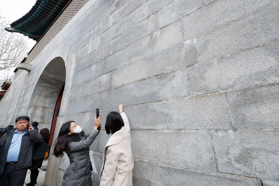 4일 서울 종로구 경복궁 영추문 주변의 스프레이 낙서에 대한 보존 처리가 끝나 일반에 공개되고 있다. 2024.1.4 뉴스1