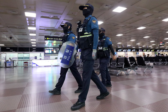 공항 경계를 강화하고 있는 경찰. (사진은 기사 내용과 무관함) 뉴스1