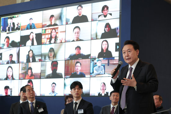 윤석열 대통령이 4일 경기도 용인시 중소기업인력개발원에서 열린 ‘국민과 함께하는 민생토론회’에서 발언하고 있다. (대통령실 제공) 2024.1.4/