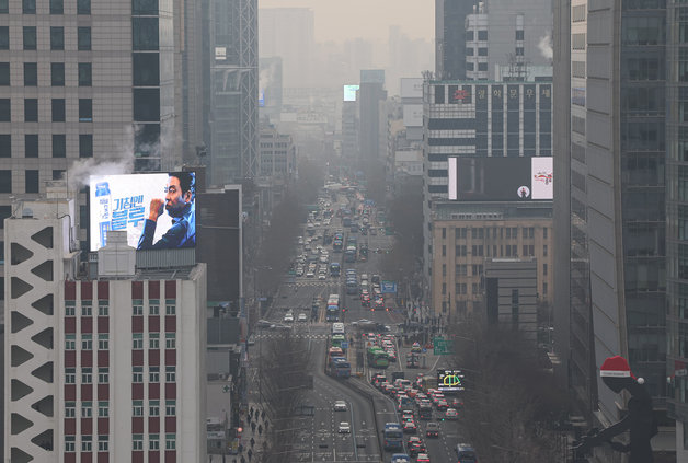 서울 초미세먼지 농도가 ‘나쁨’ 수준을 보인 4일 오전 서울 시내가 흐리게 보이고 있다. 2024.1.4. 뉴스1