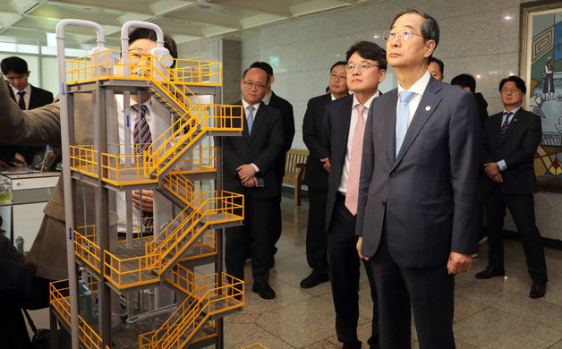 한덕수 국무총리가 오후 서울 종로구 정부서울청사 별관에서 열린 2050 탄소중립녹색성장위원회에 참석해 전시물을 살펴보고 있다. 2023.4.10/뉴스1