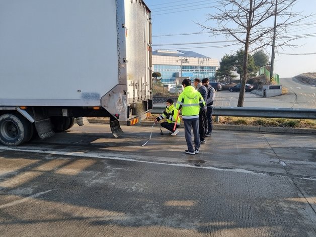 충북경찰청 고속도로순찰대는 4일 한국도로공사 등 관계기관과 함께 도내 고속도로에서 화물차 불법행위 합동단속을 실시했다. 2023.1.4 충북경찰청 제공