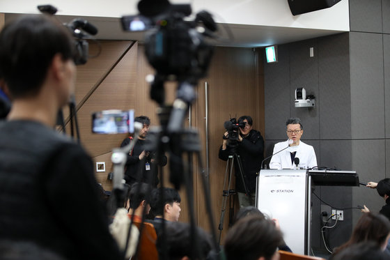 민승기 서울대병원 이식혈관외과 교수(이재명 더불어민주당 대표 수술 집도의)가 4일 오전 서울 종로구 서울대병원 의학연구혁신센터에서 흉기 피습 관련 이재명 더불어민주당 대표 수술 경과 및 회복 과정을 브리핑하고 있다. 2024.1.4/뉴스1